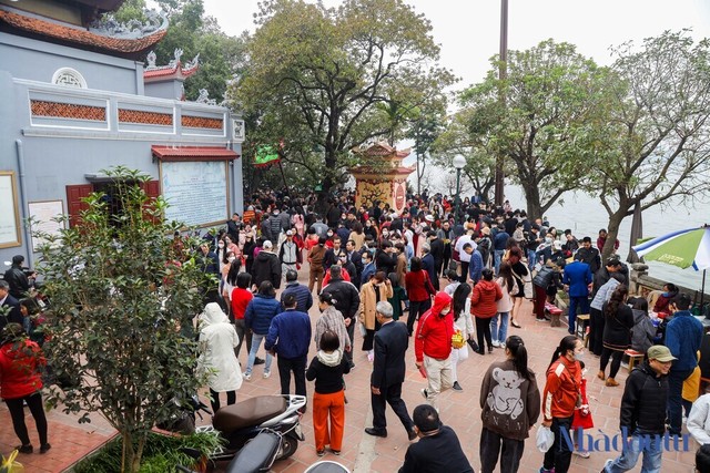 Người dân ồ ạt đổ về các điểm du xuân ở Hà Nội trong ngày đầu năm mới - Ảnh 8.