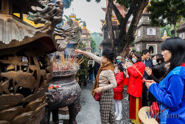 Người dân ồ ạt đổ về các điểm du xuân ở Hà Nội trong ngày đầu năm mới - Ảnh 7.