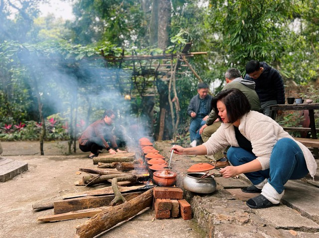 Bố mẹ đưa con đi du lịch trải nghiệm Tết xưa, tự nấu bánh chưng, tự kho cá bằng nồi đất - xu hướng mùa Tết của nhiều gia đình hiện đại - Ảnh 9.