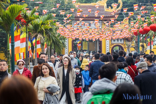 Người dân ồ ạt đổ về các điểm du xuân ở Hà Nội trong ngày đầu năm mới - Ảnh 6.