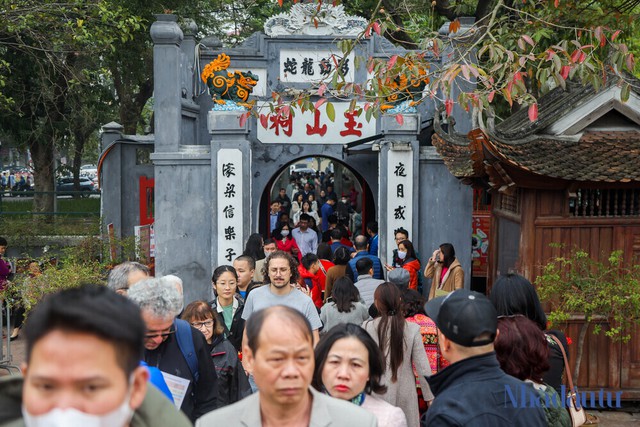 Người dân ồ ạt đổ về các điểm du xuân ở Hà Nội trong ngày đầu năm mới - Ảnh 5.
