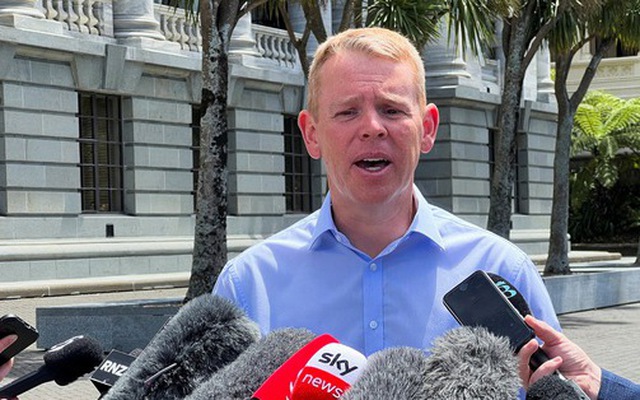 Ông Chris Hipkins trả lời báo chí bên ngoài Quốc hội New Zealand ở Wellington, New Zealand ngày 21-1-2023 - Ảnh: REUTERS