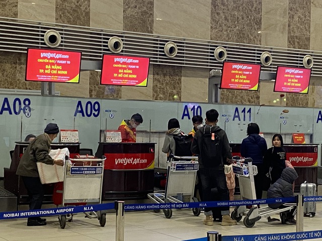 Sân bay Nội Bài thưa thớt trong sáng ngày đầu năm mới - Ảnh 3.