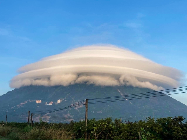 Từng xuất hiện tại Việt Nam, loại mây kỳ lạ có hình dạng như đĩa bay tiếp tục lộ diện trên bầu trời Thổ Nhĩ Kỳ - Ảnh 3.