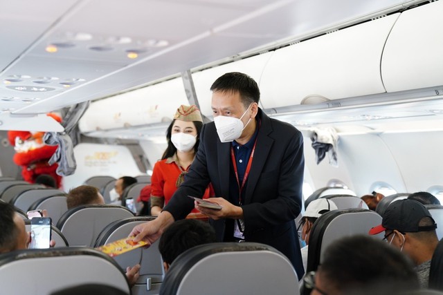 Hành khách “bay” ngày đầu năm được lãnh đạo các hãng hàng không “lì xì” - Ảnh 2.