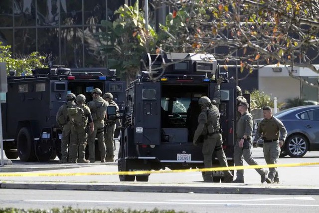Vụ nổ súng ở California: Cảnh sát bao vây xe van trắng, xuất hiện thêm thi thể lạ - Ảnh 2.