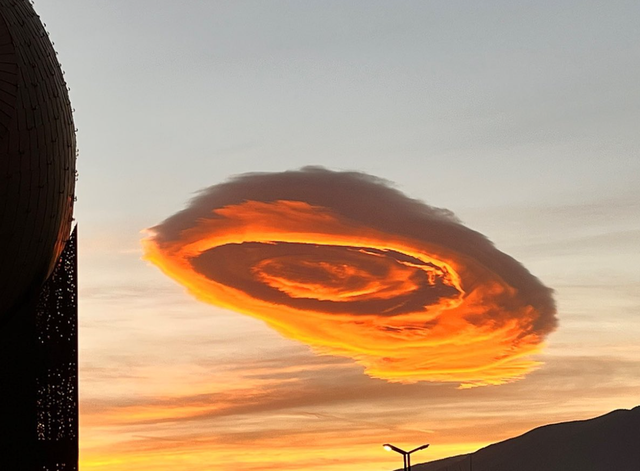 Từng xuất hiện tại Việt Nam, loại mây kỳ lạ có hình dạng như đĩa bay tiếp tục lộ diện trên bầu trời Thổ Nhĩ Kỳ - Ảnh 2.