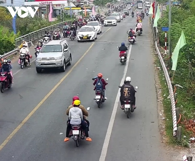 Người dân ra đường đi chơi Tết, gây ùn ứ giao thông tại cầu Rạch Miễu, Tiền Giang - Ảnh 2.