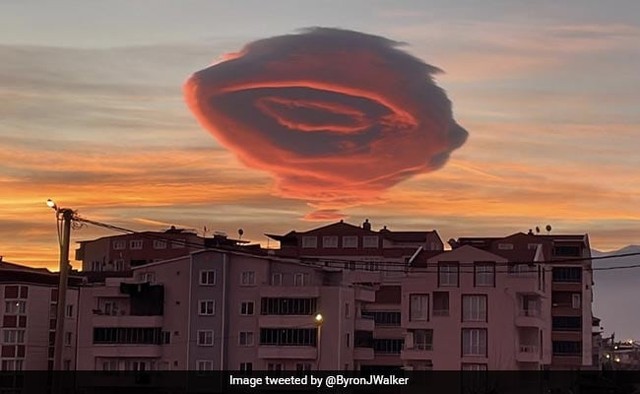 Từng xuất hiện tại Việt Nam, loại mây kỳ lạ có hình dạng như đĩa bay tiếp tục lộ diện trên bầu trời Thổ Nhĩ Kỳ - Ảnh 1.