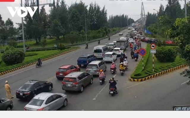 Người dân ra đường đi chơi Tết, gây ùn ứ giao thông tại cầu Rạch Miễu, Tiền Giang - Ảnh 1.