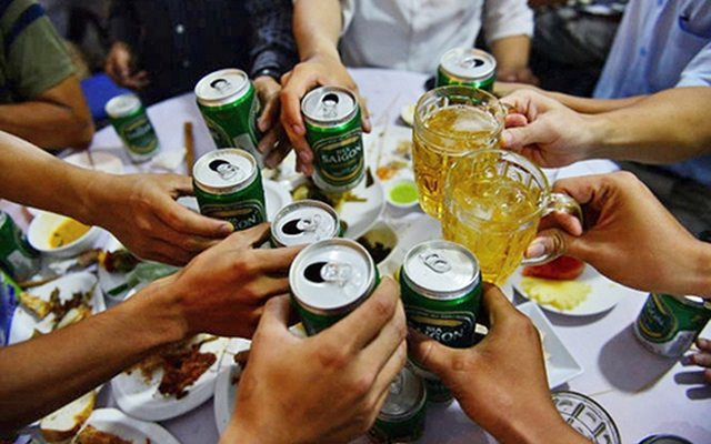 Mức chi tiêu bình quân mỗi tháng của người Việt cho rượu, bia đã thay đổi ra sao trong 10 năm?