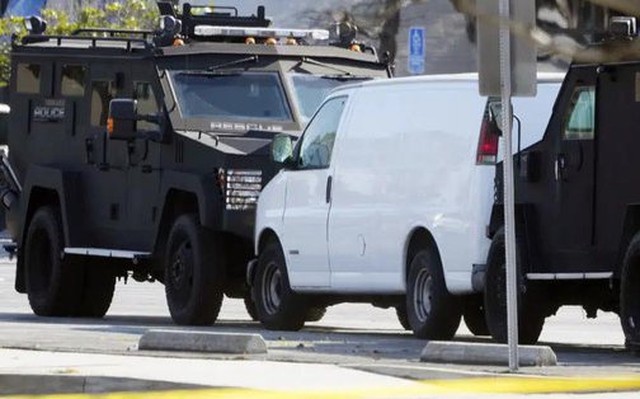 Xe cảnh sát áp sát một chiếc xe van trắng ở TP Torrance - Ảnh: AP