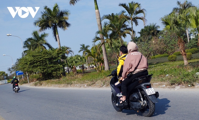 Ngày Tết, nhan nhản tình trạng không đội mũ bảo hiểm khi tham gia giao thông - Ảnh 15.