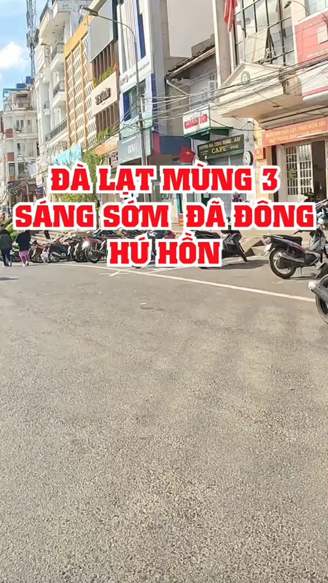 Đà Lạt mùng 3 Tết đã đông nghịt du khách ghé thăm: Đường phố và hàng quán đều tấp nập, rộn ràng - Ảnh 1.