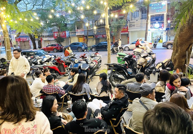 Mùng 2 Tết, quán cà phê, hàng ăn ở Hà Nội, TPHCM đông kín khách - Ảnh 4.