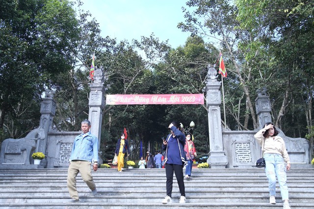 Đền thờ Hoàng đế Quang Trung đông nghịt người đi lễ cầu an - Ảnh 2.