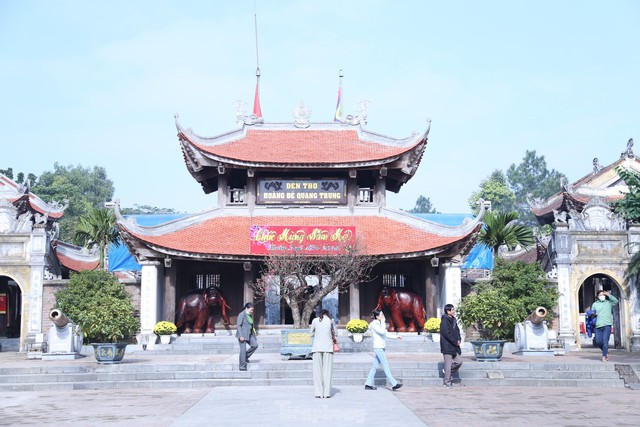 Đền thờ Hoàng đế Quang Trung đông nghịt người đi lễ cầu an - Ảnh 1.