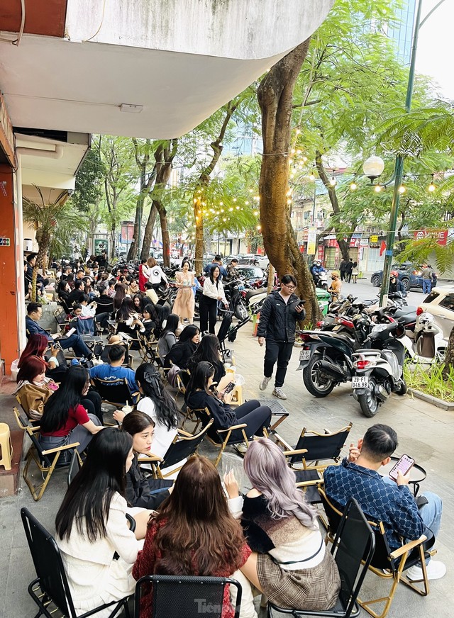 Mùng 2 Tết, quán cà phê, hàng ăn ở Hà Nội, TPHCM đông kín khách - Ảnh 2.