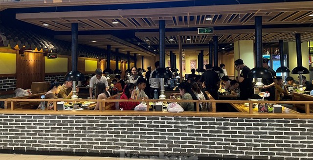Mùng 2 Tết, quán cà phê, hàng ăn ở Hà Nội, TPHCM đông kín khách - Ảnh 14.