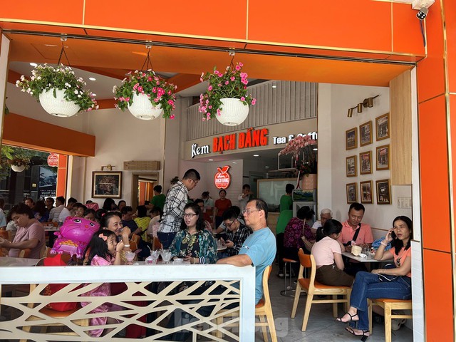 Mùng 2 Tết, quán cà phê, hàng ăn ở Hà Nội, TPHCM đông kín khách - Ảnh 13.