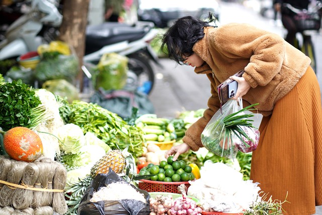 Chợ mùng Ba Tết nhộn nhịp: Lễ cúng hóa vàng, rau xanh đắt khách - Ảnh 10.