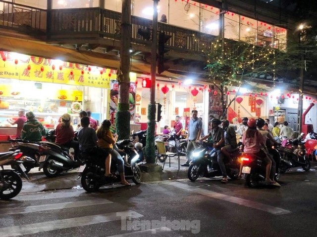 Mùng 2 Tết, quán cà phê, hàng ăn ở Hà Nội, TPHCM đông kín khách - Ảnh 11.
