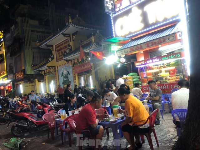 Mùng 2 Tết, quán cà phê, hàng ăn ở Hà Nội, TPHCM đông kín khách - Ảnh 10.