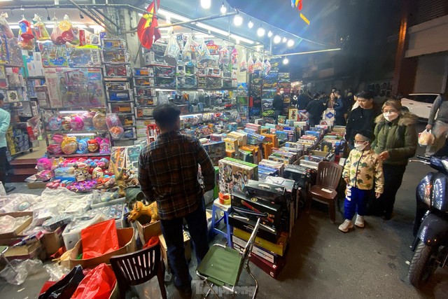 Phố đồ chơi ở Hà Nội tấp nập khách tới tận khuya mùng 3 Tết - Ảnh 7.