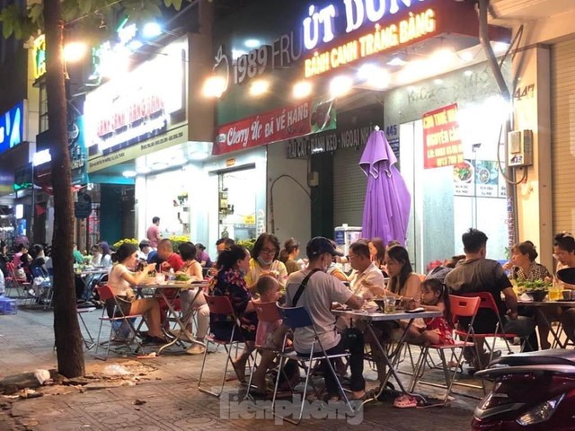 Mùng 2 Tết, quán cà phê, hàng ăn ở Hà Nội, TPHCM đông kín khách - Ảnh 9.