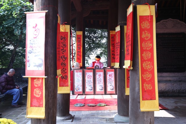 Đền thờ Hoàng đế Quang Trung đông nghịt người đi lễ cầu an - Ảnh 7.