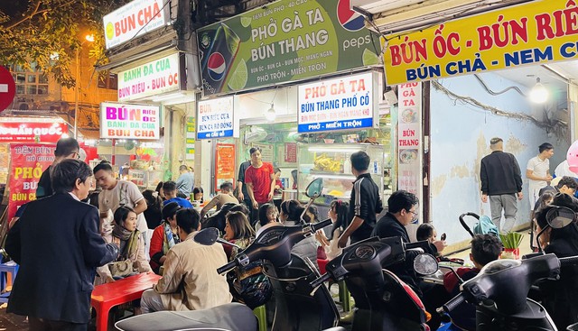 Mùng 2 Tết, quán cà phê, hàng ăn ở Hà Nội, TPHCM đông kín khách - Ảnh 8.