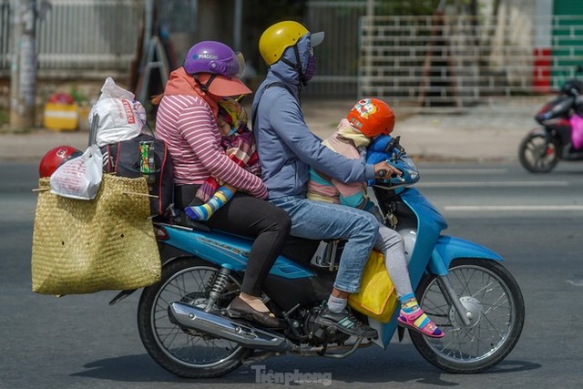  Mùng Bốn Tết, người dân miền Tây lỉnh kỉnh đồ đạc quay lại TP.HCM  - Ảnh 3.