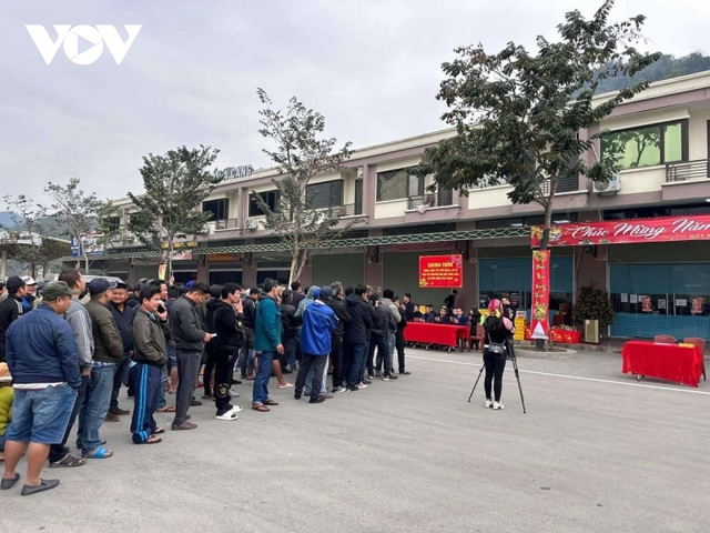 Gần 150 xe hàng xuất khẩu ngày mùng 3 Tết Nguyên đán ở Lạng Sơn - Ảnh 2.