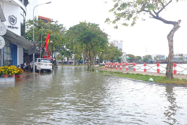 Bất thường đường phố TP. Cần Thơ ngập sâu trong nước dịp Tết Nguyên đán - Ảnh 6.