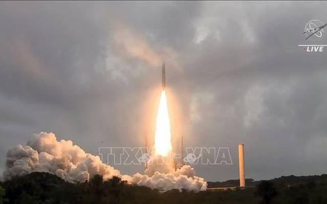 Tên lửa đẩy Ariane 5 mang theo kính viễn vọng không gian James Webb rời bệ phóng ở Trung tâm vũ trụ Guiana, Pháp, ngày 25/12/2021. Ảnh tư liệu: AFP/TTXVN