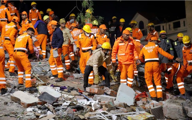 Các thành viên cứu hộ làm nhiệm vụ sau khi một khu chung cư dân cư bị sập ở Lucknow, Ấn Độ, ngày 24/1/2023. Ảnh: Reuters