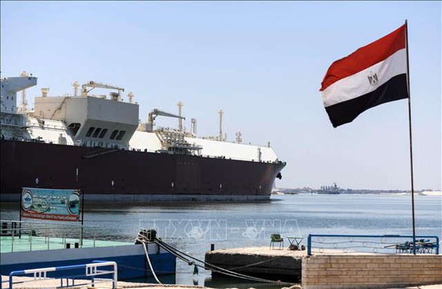 Doanh thu từ kênh đào Suez đạt kỷ lục 8 tỷ USD năm 2022 - Ảnh 1.