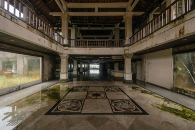 Bí ẩn khách sạn bỏ hoang trên đảo Bali, nơi không người dân nào dám đến gần - Ảnh 7.