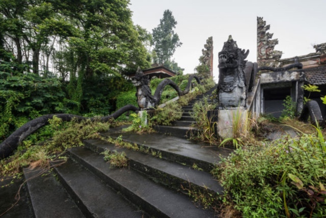 Bí ẩn khách sạn bỏ hoang trên đảo Bali, nơi không người dân nào dám đến gần - Ảnh 5.