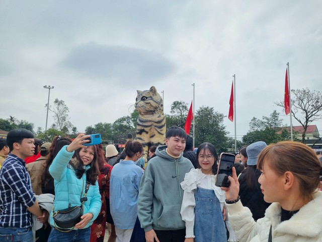 Mồng 5 tết, hoa hậu mèo Quảng Trị vẫn hút đông người tới chụp hình - Ảnh 9.