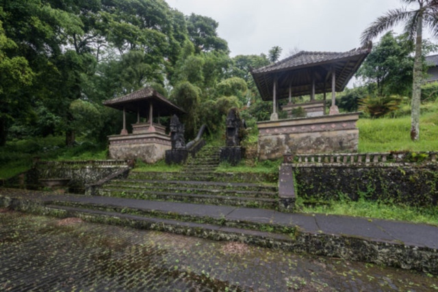 Bí ẩn khách sạn bỏ hoang trên đảo Bali, nơi không người dân nào dám đến gần - Ảnh 3.