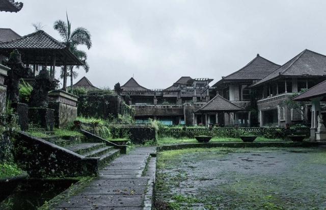 Bí ẩn khách sạn bỏ hoang trên đảo Bali, nơi không người dân nào dám đến gần - Ảnh 2.