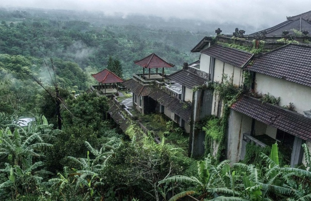Bí ẩn khách sạn bỏ hoang trên đảo Bali, nơi không người dân nào dám đến gần - Ảnh 1.