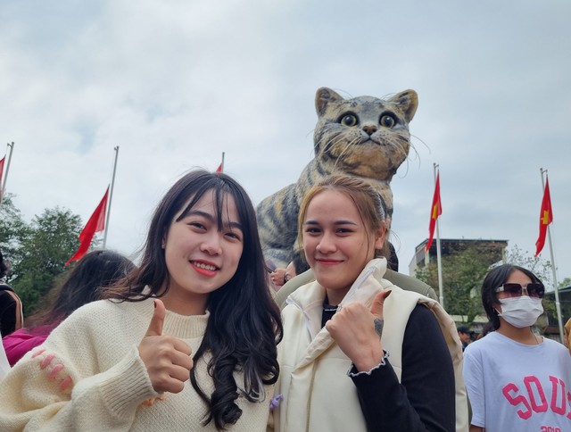Mồng 5 tết, hoa hậu mèo Quảng Trị vẫn hút đông người tới chụp hình - Ảnh 4.