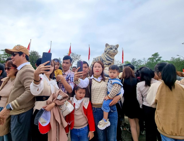 Mồng 5 tết, hoa hậu mèo Quảng Trị vẫn hút đông người tới chụp hình - Ảnh 3.
