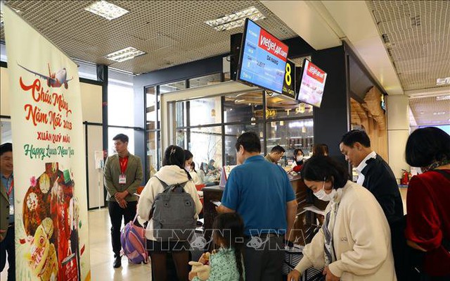 Hành khách làm thủ tục chuyến bay Hà Nội - Đà Nẵng trong ngày đầu năm mới Quý Mão. Ảnh: Huy Hùng/TTXVN