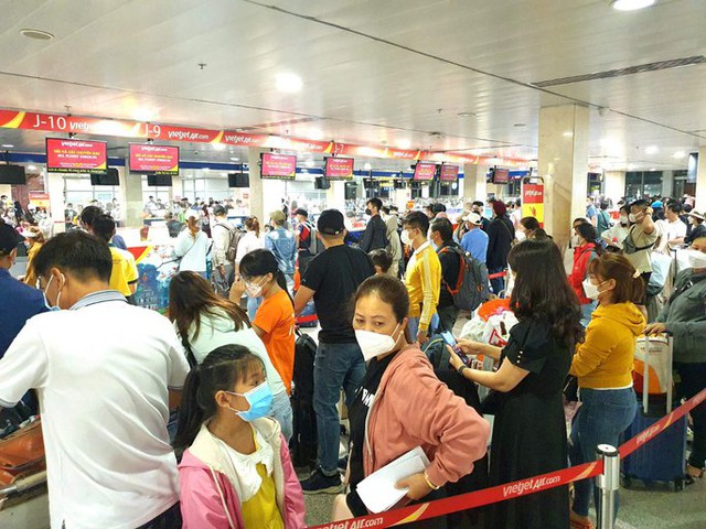 Phá kỷ lục về lượng khách, sân bay Tân Sơn Nhất căng mình ứng phó - Ảnh 1.
