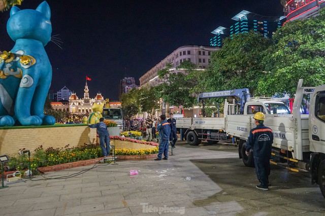 Hàng trăm công nhân xuyên đêm tháo dỡ đường hoa Nguyễn Huệ - TPHCM - Ảnh 6.