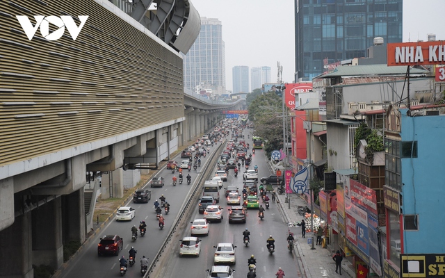 Giao thông Hà Nội thông thoáng trong ngày đầu tiên đi làm sau kỳ nghỉ Tết - Ảnh 4.