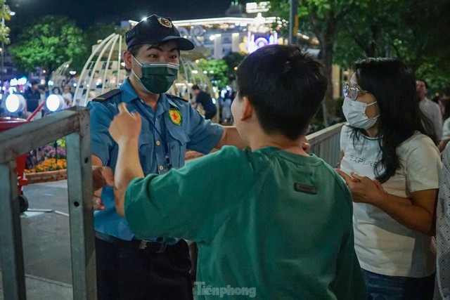 Hàng trăm công nhân xuyên đêm tháo dỡ đường hoa Nguyễn Huệ - TPHCM - Ảnh 4.